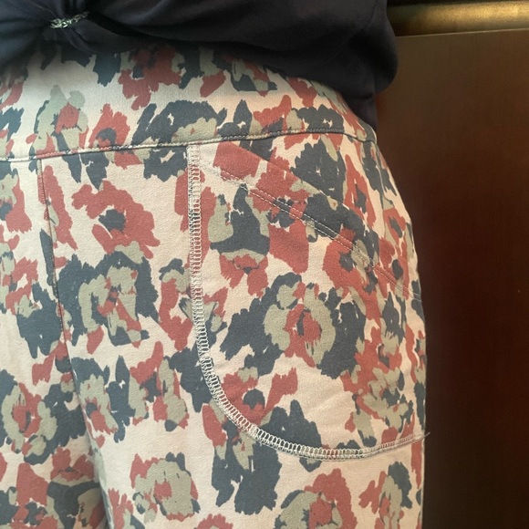 Lori Goldstein French Terry Cropped Printed Joggers - Picture 3 of 12